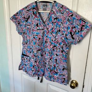 L scrub top with 2 pockets and tie on back-used